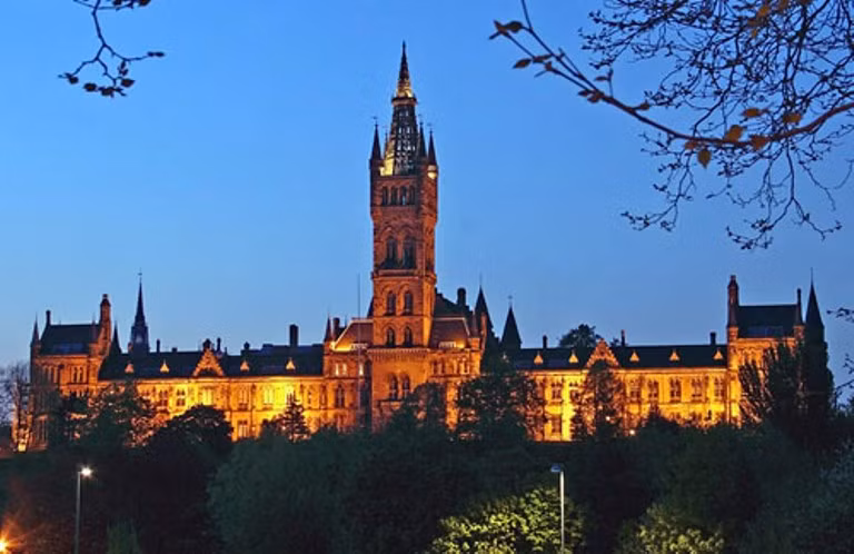 5. Đại học Glasgow Là một trong những ngôi trường ĐH cổ kính nhất của xứ Scotland, Glasgow bao gồm rất nhiều tòa nhà với kiến trúc độc đáo. Tiêu biểu là tòa nhà Gilbert Scott – 1 minh họa lớn thứ 2 của kiến trúc phục hưng Gothic tại Anh, sau Cung điện Westminster. 5. Đại học Glasgow Là một trong những ngôi trường ĐH cổ kính nhất của xứ Scotland, Glasgow bao gồm rất nhiều tòa nhà với kiến trúc độc đáo. Tiêu biểu là tòa nhà Gilbert Scott – 1 minh họa lớn thứ 2 của kiến trúc phục hưng Gothic tại Anh, sau Cung điện Westminster.