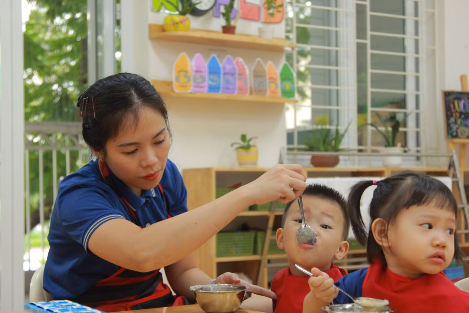 Giáo viên của nhà trường cho các bé ăn sáng. Giáo viên của nhà trường cho các bé ăn sáng.