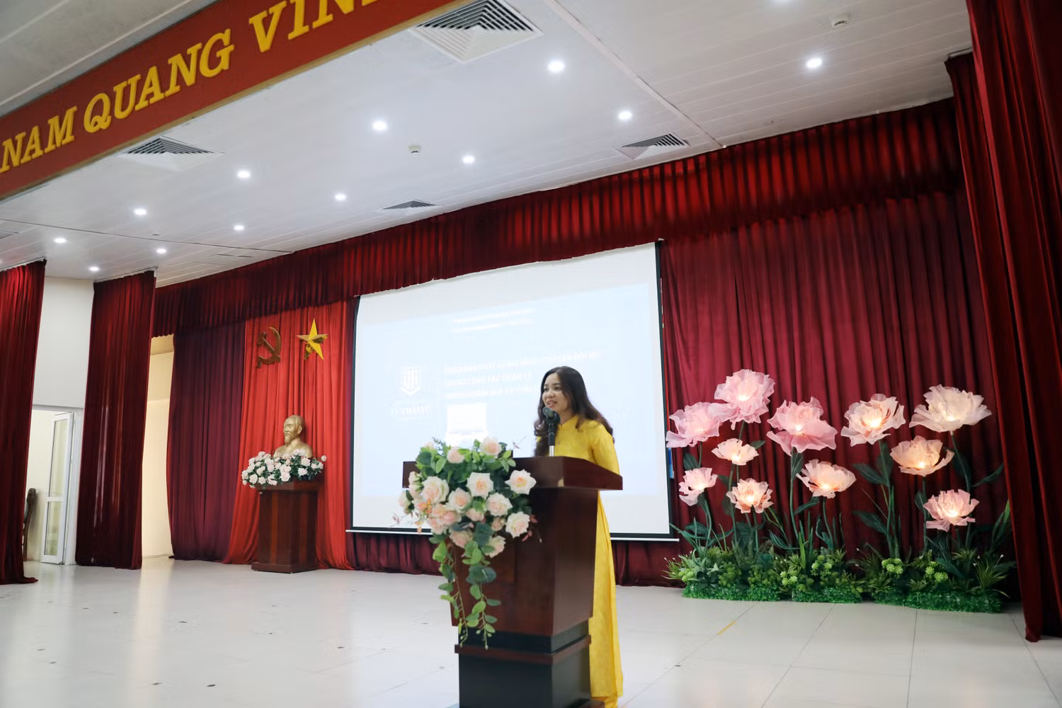 Cô Nguyễn Thị Thanh Thủy, Hiệu trưởng Trường Mầm non Lý Thái Tổ 2 phát biểu tham luận tại Hội thảo với đề tài: “Ứng dụng công nghệ thông tin và mô hình “chuyển đổi số” trong công tác quản lý tại Trường Mầm non Lý Thái Tổ 2. Cô Nguyễn Thị Thanh Thủy, Hiệu trưởng Trường Mầm non Lý Thái Tổ 2 phát biểu tham luận tại Hội thảo với đề tài: “Ứng dụng công nghệ thông tin và mô hình “chuyển đổi số” trong công tác quản lý tại Trường Mầm non Lý Thái Tổ 2.