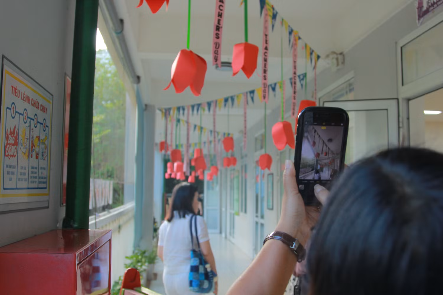 Các đại biểu đi tham quan không gian lớp học của nhà trường. Các đại biểu đi tham quan không gian lớp học của nhà trường.