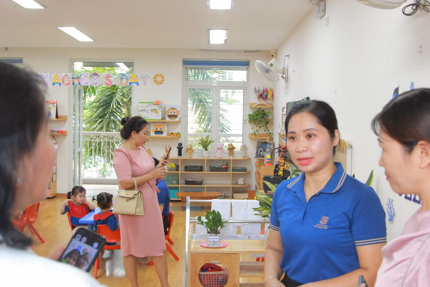 Trả lời câu hỏi của đại biểu về mức lương của giáo viên trong nhà trường, cô Đỗ Tuyết Nhung (giáo viên chủ nhiệm lớp nhà trẻ Jellyfish 1) thẳng thắn chia sẻ, giáo viên trong đơn vị được nhận mức lương từ 10 triệu đồng trở lên. Trả lời câu hỏi của đại biểu về mức lương của giáo viên trong nhà trường, cô Đỗ Tuyết Nhung (giáo viên chủ nhiệm lớp nhà trẻ Jellyfish 1) thẳng thắn chia sẻ, giáo viên trong đơn vị được nhận mức lương từ 10 triệu đồng trở lên.