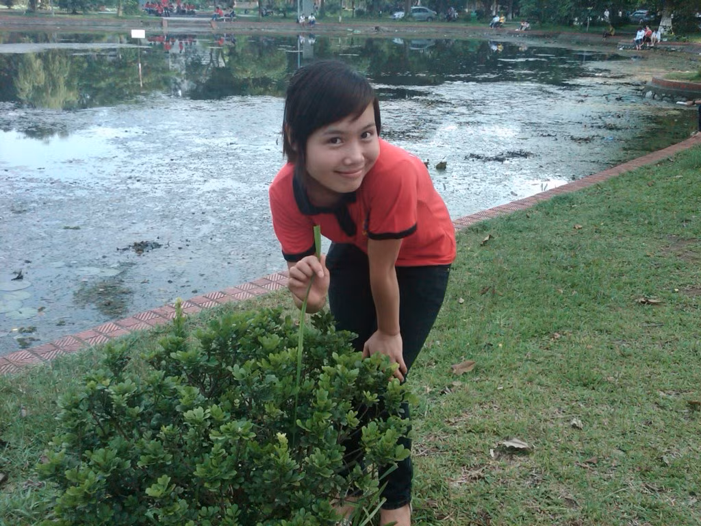 Mình luôn sống đơn giản và chợt nhận ra rằng hạnh phúc không cần phải kiếm tìm đâu xa, hạnh phúc là những điều luôn quanh mình, là bạn bè mình, là ba mẹ, là người thân, là thầy cô, là những nụ cười hàng ngày và cả nước mắt... Mình luôn sống đơn giản và chợt nhận ra rằng hạnh phúc không cần phải kiếm tìm đâu xa, hạnh phúc là những điều luôn quanh mình, là bạn bè mình, là ba mẹ, là người thân, là thầy cô, là những nụ cười hàng ngày và cả nước mắt...