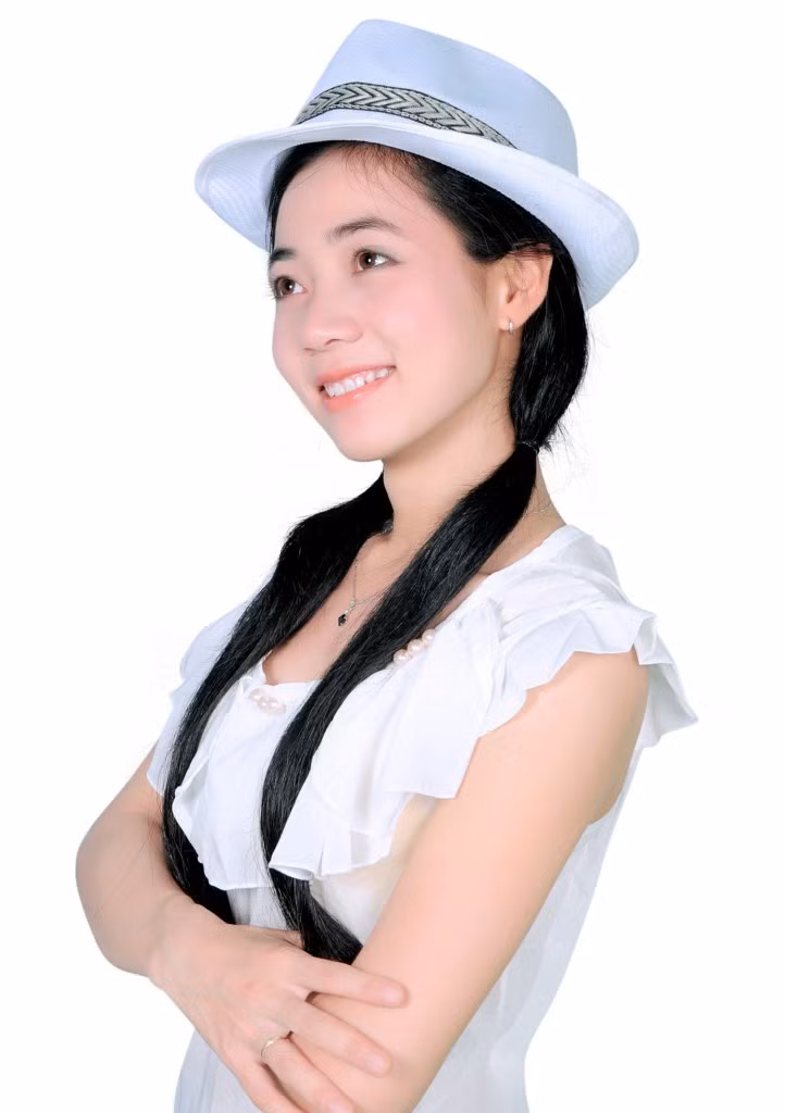 Sở thích của Ngân là được đi du lich , yêu thích thiên nhiên hoa quả và những nơi yên tĩnh , ngoài ra còn rất thích chụp ảnh và xếp những đồ vật bằng giấy, thích tự trang điểm và làm đẹp theo phong cách của riêng mình !