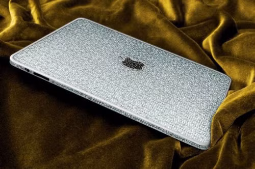 iPad 2 nạm kim cương: Máy được trang bị lớp vỏ bằng 1kg vàng 18 carat và 300 viên kim cương chất lượng cao. Bên cạnh đó, còn phải kể đến logo hình quả táo phía sau máy, nút home được phủ bằng kim cương đen giúp chiếc iPad 2 trở nên sang trọng và chắc chắn hơn. Ngoài những “sáng tạo” trên lớp vỏ của chiếc máy tính bảng iPad 2, về thiết kế bên trong máy vẫn được giữ nguyên. Chiếc máy tính bảng iPad 2 nạm kim cương hiện có giá là 1.200.000 USD