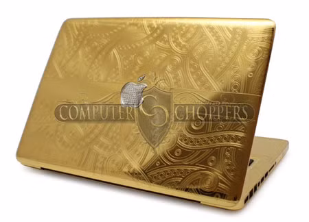 Macbook Pro: Computer Choppers- công ty chuyên biến iPhone, iPad và Macbook của Apple thành món đồ công nghệ xa xỉ, mới cho ra mắt chiếc laptop Macbook Pro được bọc vàng hoàn toàn gây choáng váng. Nó được bọc toàn bộ bằng vàng 24k có vân hoa trang trí, logo quả táo khuyết của Apple trên vỏ được đính đấy kim cương.