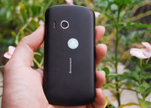 Mặt sau là camera 3,2 MP, loa ngoài và logo Lenovo Mặt sau là camera 3,2 MP, loa ngoài và logo Lenovo