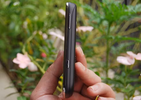 Cạnh phải là nút tăng giảm âm lượng và phím chuyên dụng dành cho camera Cạnh phải là nút tăng giảm âm lượng và phím chuyên dụng dành cho camera