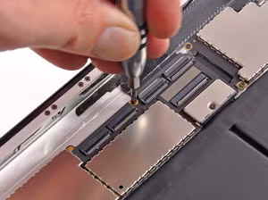 Tháo bo mạch của iPad