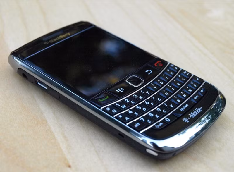 BlackBerry Bold 9700 là mẫu smartphone "hàng tuyển" của BlackBerry, nhằm trả đũa sự lấn lướt của HTC sau khi ra đời hàng loạt smartphone sử dụng Android. Máy đầy đủ các tính năng kết nối như 3G, Wi-Fi, Bluetooth 2.0, GPS… Màn hình 2,6 inch half-VGA (480 x 360 pixel), camera 3.2 Megapixel. Giá tham khảo hiện tại 3.990.000 Đ.