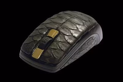 Python Lather Mouse: Chú chuột máy tính này được làm từ da trăn chính hiệu, với con lăn ở giữa được mạ vàng. Sản phẩm có giá 17.840 USD Python Lather Mouse: Chú chuột máy tính này được làm từ da trăn chính hiệu, với con lăn ở giữa được mạ vàng. Sản phẩm có giá 17.840 USD