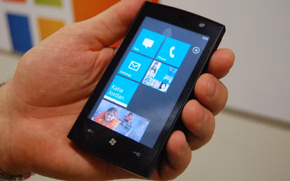 3- Điện thoại Windows Phone 7: Windows Phone 7 đã có mặt trên thị trường 1 năm rưỡi. Mặc dù những điện thoại khá đa dạng và có thiết kế bắt mắt, nhưng hệ sinh thái này vẫn chưa thực sự phổ biến. Vấn đề lớn nhất của điện thoại Windows Phones chính là thiếu đi hỗ trợ từ các nhà phát triển ứng dụng. một smartphone chẳng khác nào một kẻ vô dụng khi thiếu đi những ứng dụng.