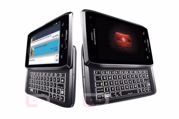 2- Droid 4: Trừ khi bạn thực sự cần đến một bàn phím trên smartphone của bạn thì hãy nên để mắt tới Droid 4. Bởi chính thiết kế bàn phím này khiến Droid 4 dày hơn nhiều so với những smartphone đình đám khác.