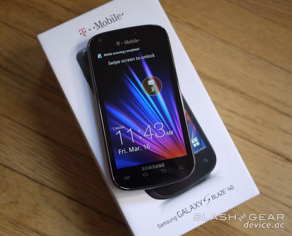 Chiếc smartphone này sở hữu những thông số kĩ thuật đáng mơ ước bao gồm bộ vi xử lý Snapdragon S3 1.5 GHz, RAM 1 GB và bộ nhớ trong 16 GB.