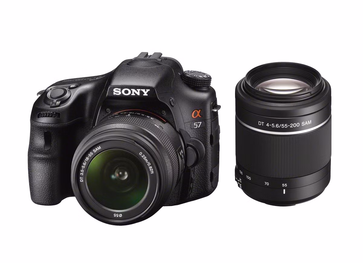 Alpha A57 chính thức được bán từ tháng 4 tới với giá 800 USD, bao gồm ống kính 18-55 mm (model SLT-A57K). Người dùng cũng có thể chọn phiên bản chỉ có thân máy (model SLT-A57) với giá 700 USD.