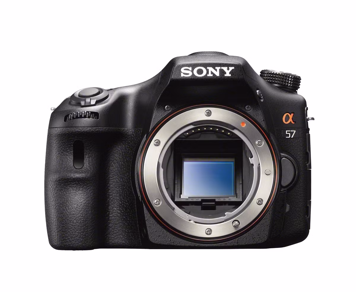 Máy được trang bị cảm biến Exmor APS HD CMOS 16,1 Megapixel, có khả năng chụp với tốc độ 12 khung hình mỗi giây, quay video full HD ở tốc độ 60p, 60i, 24p và lấy nét tự động.