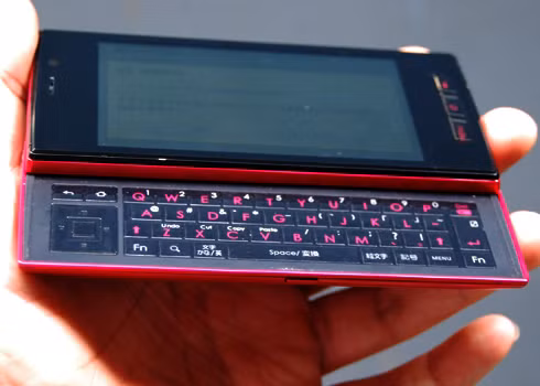 Chiếc điện thoại thông minh SoftBank Sharp Galapagos 005SH được xem là smartphone 3D đầu tiên trên thế giới có bàn phím QWERTY Chiếc điện thoại thông minh SoftBank Sharp Galapagos 005SH được xem là smartphone 3D đầu tiên trên thế giới có bàn phím QWERTY