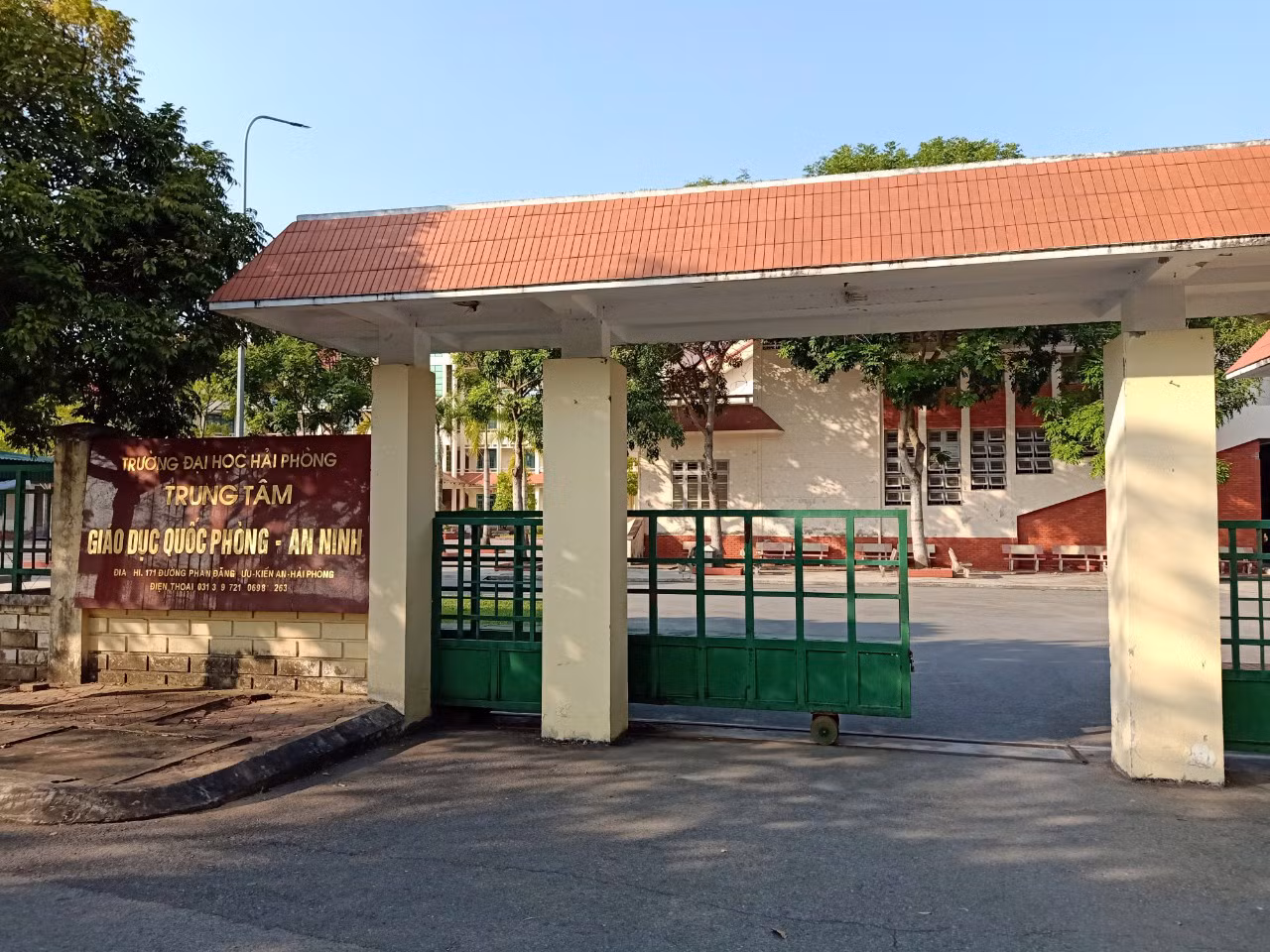 Ông Chu Hoài N., Trưởng phòng Đào tạo, quản lý sinh viên (Trung tâm Giáo dục quốc phòng và an ninh) bị tố sinh con thứ 3 nhưng vẫn được bổ nhiệm (Ảnh: Lã Tiến) Ông Chu Hoài N., Trưởng phòng Đào tạo, quản lý sinh viên (Trung tâm Giáo dục quốc phòng và an ninh) bị tố sinh con thứ 3 nhưng vẫn được bổ nhiệm (Ảnh: Lã Tiến)