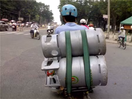 4. Chuyên chở gas không đúng quy định (quá số lượng chai gas, chằng buộc không chắc chắn). 4. Chuyên chở gas không đúng quy định (quá số lượng chai gas, chằng buộc không chắc chắn).