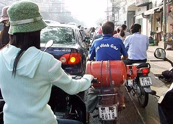 Bình gas len trong dòng xe đông đúc, những va quẹt bất kỳ điều tìm ẩn nguy hiểm rất cao Bình gas len trong dòng xe đông đúc, những va quẹt bất kỳ điều tìm ẩn nguy hiểm rất cao