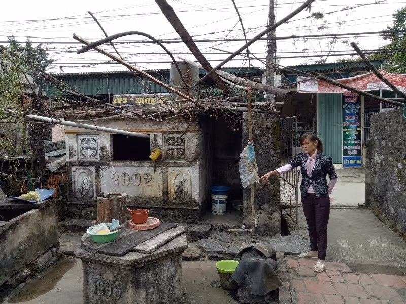 Nhiều hộ gia đình không có đủ kinh phí lắp đặt hệ thống nước sạch nên đành phải dùng nước giếng khơi, giếng khoan nhiễm chất Asen. Ảnh: Trực Ngôn. Nhiều hộ gia đình không có đủ kinh phí lắp đặt hệ thống nước sạch nên đành phải dùng nước giếng khơi, giếng khoan nhiễm chất Asen. Ảnh: Trực Ngôn.
