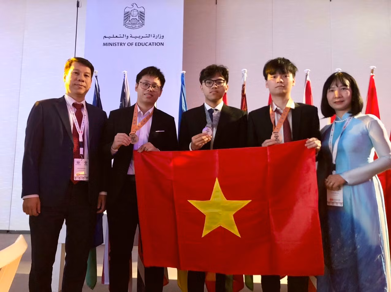 Đội tuyển Olympic Sinh học quốc tế năm 2023 cũng đạt 1 Huy chương Bạc và 2 Huy chương Đồng.