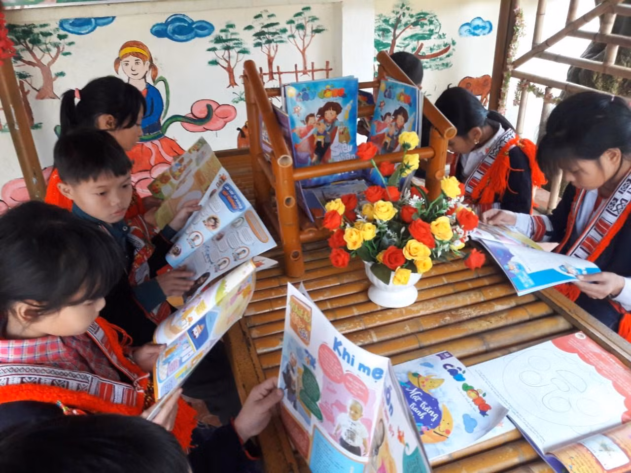 Cần có những giải pháp hỗ trợ để các em vùng khó khăn có đủ sách học. Ảnh:NTCC Cần có những giải pháp hỗ trợ để các em vùng khó khăn có đủ sách học. Ảnh:NTCC