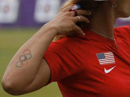 Thêm một VĐV nữa khiến người hâm mộ chú ý với hình xăm biểu tượng Olympic.