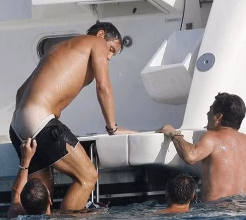 Lampard bị một người bạn kéo tụt quần khi leo lên du thuyền.