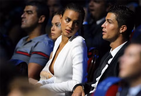 Một số hình ảnh C.Ronaldo và Irina Shayk liên tục cười đùa tình tứ với nhau. Một số hình ảnh C.Ronaldo và Irina Shayk liên tục cười đùa tình tứ với nhau.