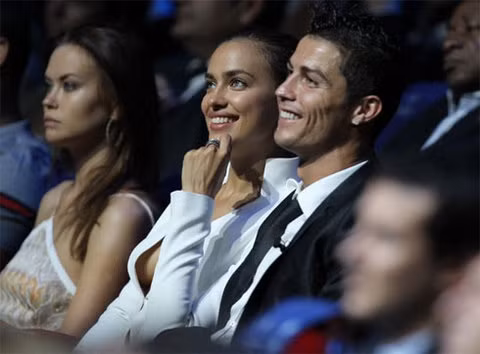 Một số hình ảnh C.Ronaldo và Irina Shayk liên tục cười đùa tình tứ với nhau. Một số hình ảnh C.Ronaldo và Irina Shayk liên tục cười đùa tình tứ với nhau.