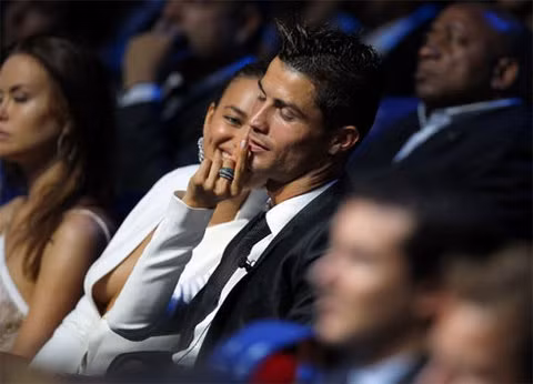 Điều đó cho thấy, chuyện CR7 qua đêm với người bạn của chị gái không đủ sức nặng để chia cắt mối tình của họ… Điều đó cho thấy, chuyện CR7 qua đêm với người bạn của chị gái không đủ sức nặng để chia cắt mối tình của họ…