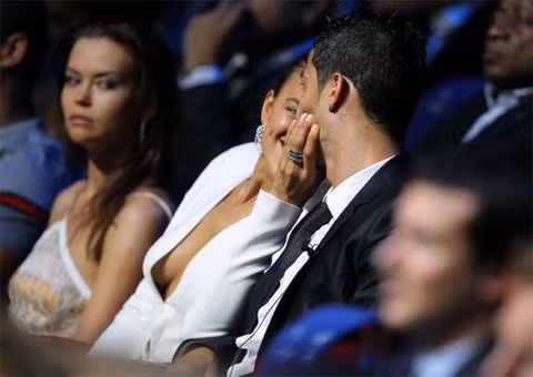 Một số hình ảnh C.Ronaldo và Irina Shayk liên tục cười đùa tình tứ với nhau. Một số hình ảnh C.Ronaldo và Irina Shayk liên tục cười đùa tình tứ với nhau.