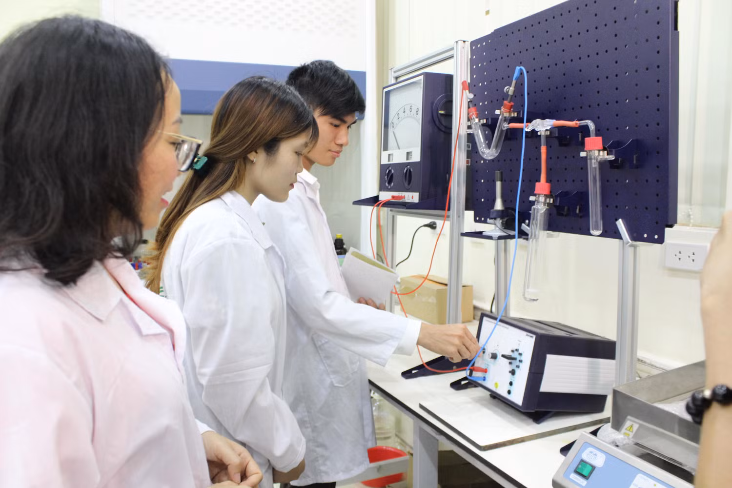 Sinh viên học tập tại Trường Đại học Giáo dục sẽ được thực hành trên các thiết bị hiện đại. Ảnh: UEA Media Sinh viên học tập tại Trường Đại học Giáo dục sẽ được thực hành trên các thiết bị hiện đại. Ảnh: UEA Media
