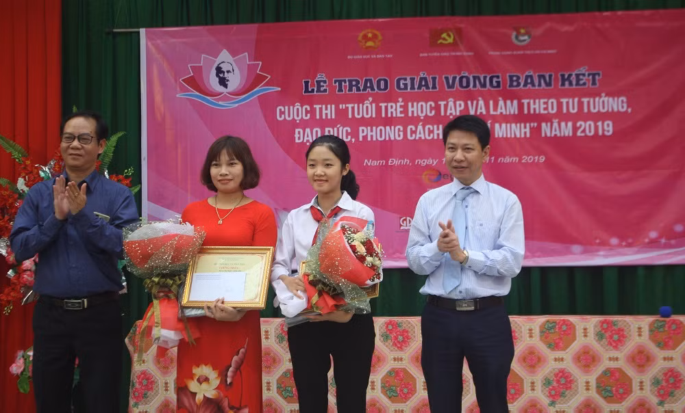 Hai cô trò trường cấp 2 Hải Phương cùng đạt giải cao trong cuộc thi năm nay (Ảnh:V.N)