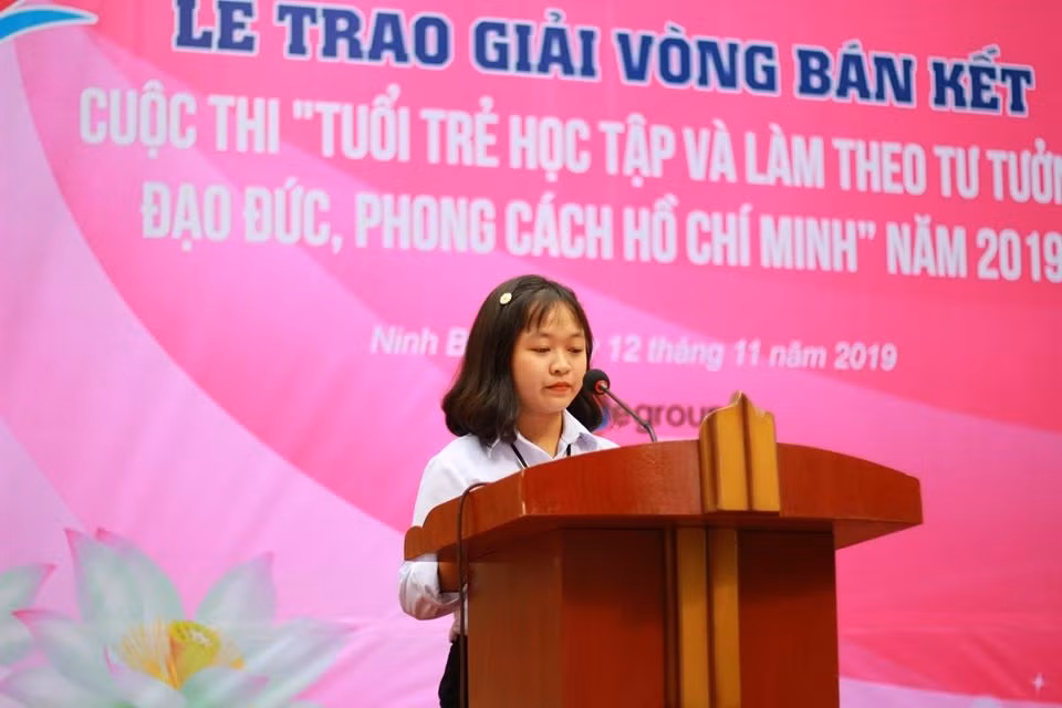 Em Đinh Thị Phương Nhâm chia sẻ cảm xúc khi nhận giải (Ảnh:V.N) Em Đinh Thị Phương Nhâm chia sẻ cảm xúc khi nhận giải (Ảnh:V.N)