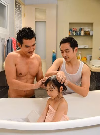 Hình ảnh hai ông bố cùng tắm cho cô con gái của Hai người cha đã dẫn đến những tranh luận nảy lửa trong cộng đồng mạng xứ Đài.