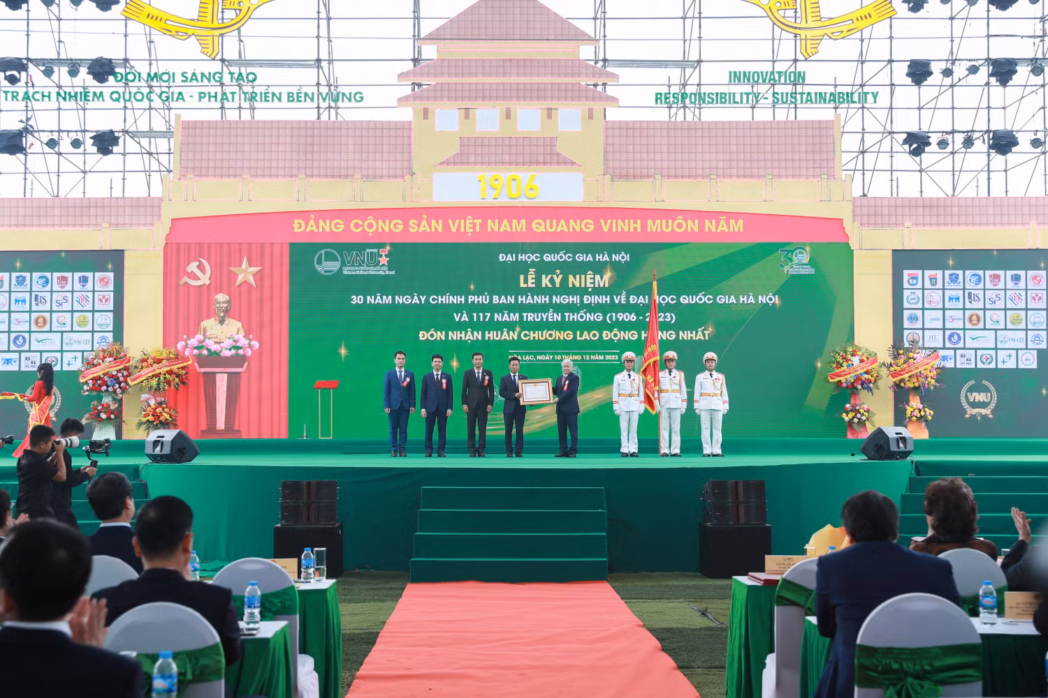 Đại học Quốc gia Hà Nội đón nhận Huân chương Lao động hạng Nhất.
