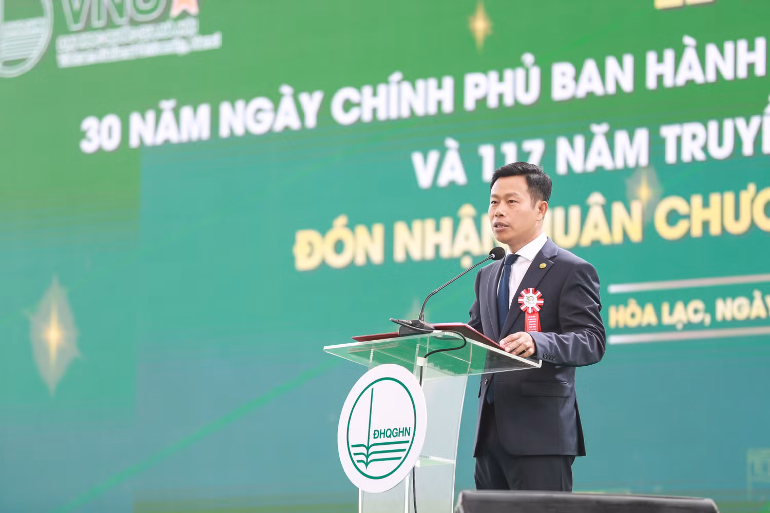 Bí thư Đảng ủy, Giám đốc Đại học Quốc gia Hà Nội Lê Quân phát biểu tại buổi lễ