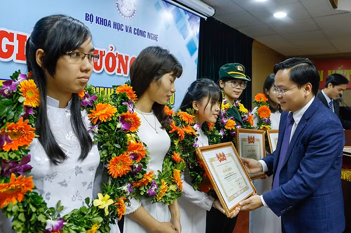 Sự kiện trao Giải thưởng “Nữ sinh viên tiêu biểu trong lĩnh vực Kỹ thuật” năm 2016 được tổ chức trọng thể tại Văn phòng Chủ tịch nước. Ảnh: Vân Anh