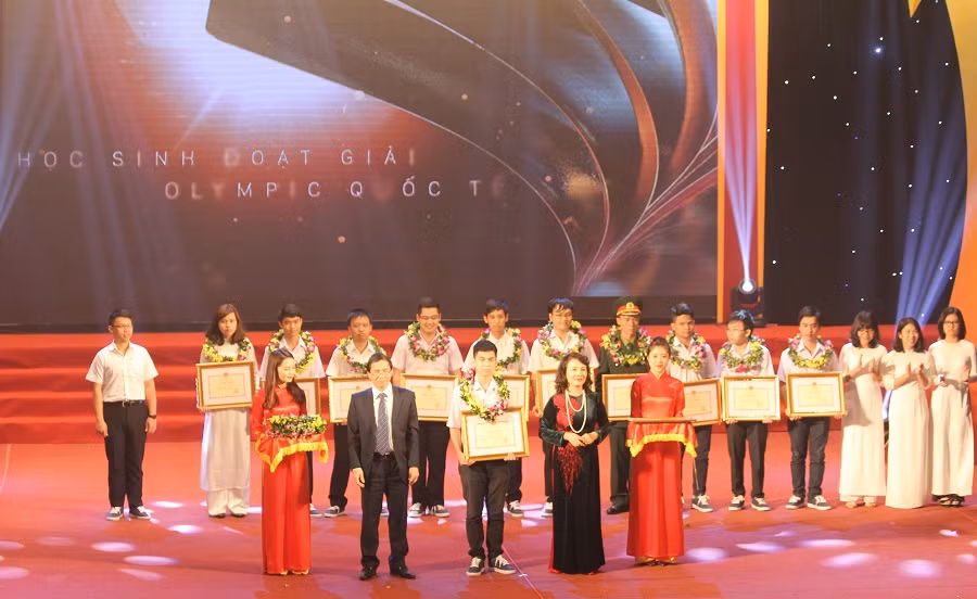 Lãnh đạo Bộ Giáo dục &amp; Đào tạo trao bằng khen cho các học sinh xuất sắc tại các kỳ thi. (Ảnh: Thùy Linh)