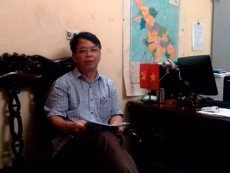 Ông Nguyễn Văn Ban, Trưởng phòng Nội vụ huyện Ứng Hòa đang trao đổi với PV về vụ việc và thừa nhận có sự nóng vội trong công tác liên kết đào tạo, bồi dưỡng cho các cán bộ giáo viên trên địa bàn huyện Ứng Hòa. (Ảnh MC)