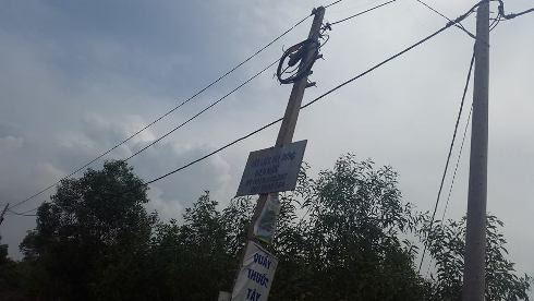Người dân ấp Tân Cang đang rất thắc mắc: Đến khi nào nhà mình có điện quốc gia sử dụng? (ảnh: Thế Quân)