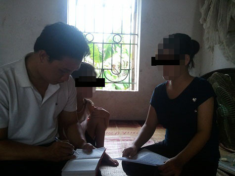 Cháu Linh trò chuyện với phóng viên
