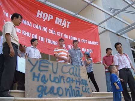 Khách hàng của Công ty Hạ Long bất lực vì không biết đòi nhà từ ai.
