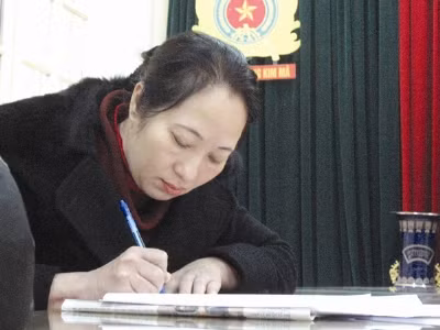 Bà chủ bạo hành ôsin viết tường trình tại cơ quan điều tra Bà chủ bạo hành ôsin viết tường trình tại cơ quan điều tra