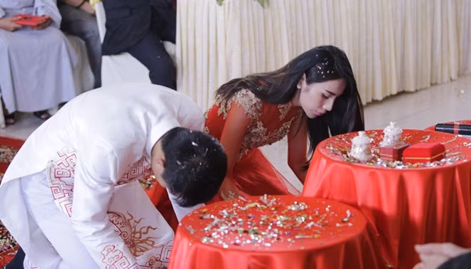 Cả hai cùng làm lễ trước sự chứng kiến của gia đình hai bên. Cả hai cùng làm lễ trước sự chứng kiến của gia đình hai bên.