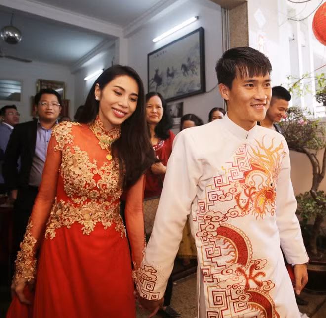 Công Vinh cùng Thủy Tiên nắm chặt tay nhau để lên chùa làm lễ Hằng thuận Công Vinh cùng Thủy Tiên nắm chặt tay nhau để lên chùa làm lễ Hằng thuận