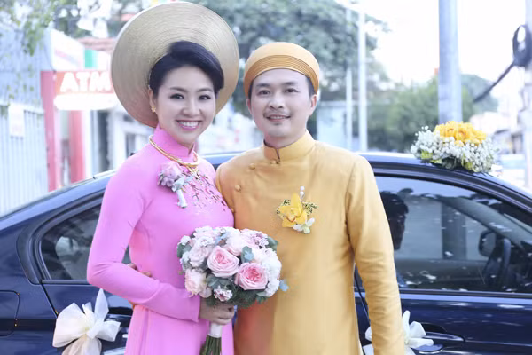 Sau 10 năm yêu nhau, hôm nay cả hai đã chính thức kết đôi thành vợ chồng. Sau 10 năm yêu nhau, hôm nay cả hai đã chính thức kết đôi thành vợ chồng.