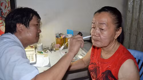 Bác sĩ Hoàng Văn Minh, trưởng phòng khám da liễu Bệnh viện Đại học Y dược, khám da mặt chị Phượng - Ảnh: VIỄN SỰ Bác sĩ Hoàng Văn Minh, trưởng phòng khám da liễu Bệnh viện Đại học Y dược, khám da mặt chị Phượng - Ảnh: VIỄN SỰ
