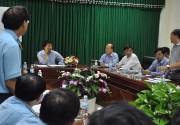 Các ông Đặng Hùng (Giám đốc ACC, đứng, bìa trái) và ông Hoàng Thành (đứng, bìa phải) báo cáo với Bộ trưởng Đinh La Thăng (ngồi giữa) nguyên nhân không thể nâng cấp, kéo dài đường băng đúng hạn. Ảnh: HẢI CHÂU